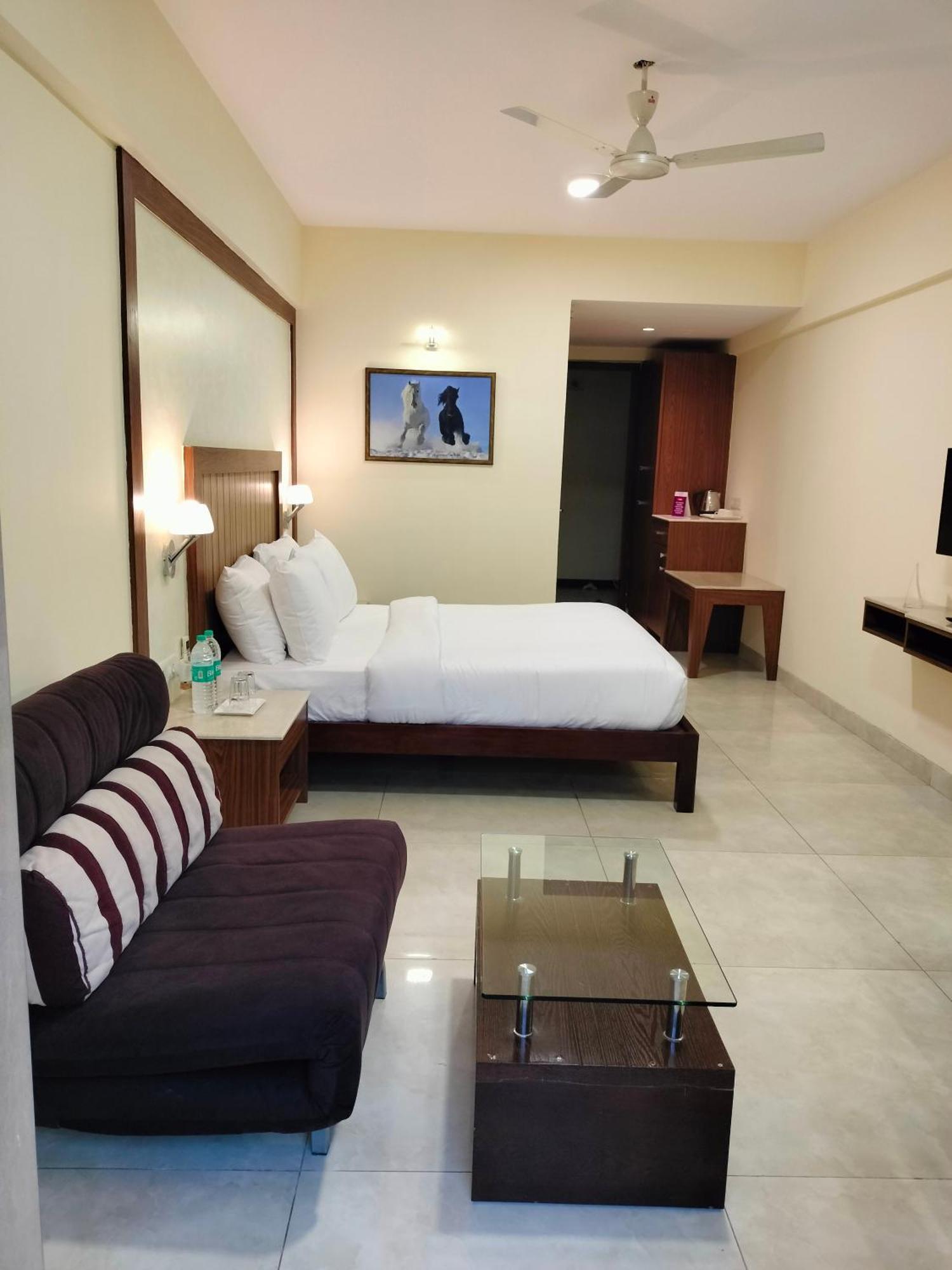 Vits Lonavala Hotel Buitenkant foto